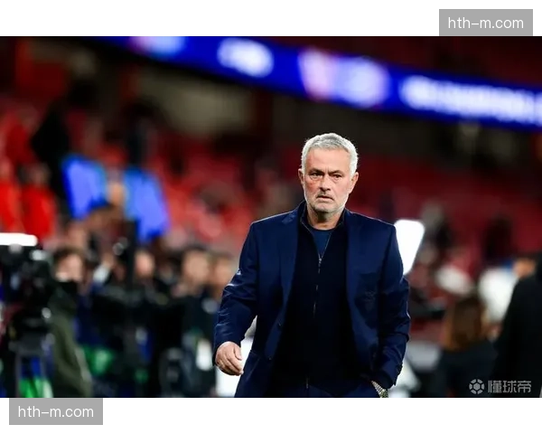 特写:赛后混合采访区,愤怒的穆里尼奥(作为评论员)批评裁判判罚。 特写:赛后混合采访区,愤怒的穆里尼奥(作为评论员)批评裁判判罚。