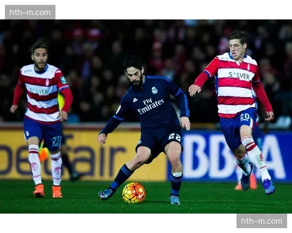 特写:老将莫德里奇在训练中指导年轻队友如何进行跑位以接应传中球